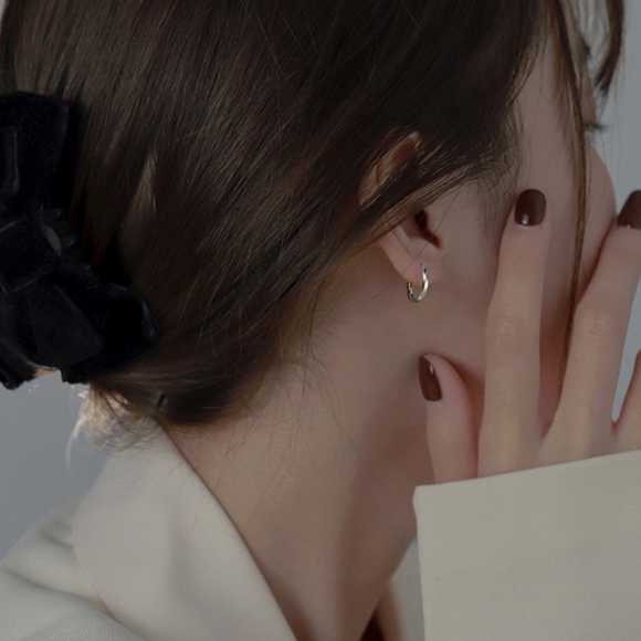 Sterling Silver 'Casia' Twist Hoop Minimalist Earring - Picture 5 of 5